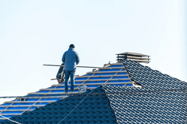 Charpente et lattage en cours de rénovation par un couvreur